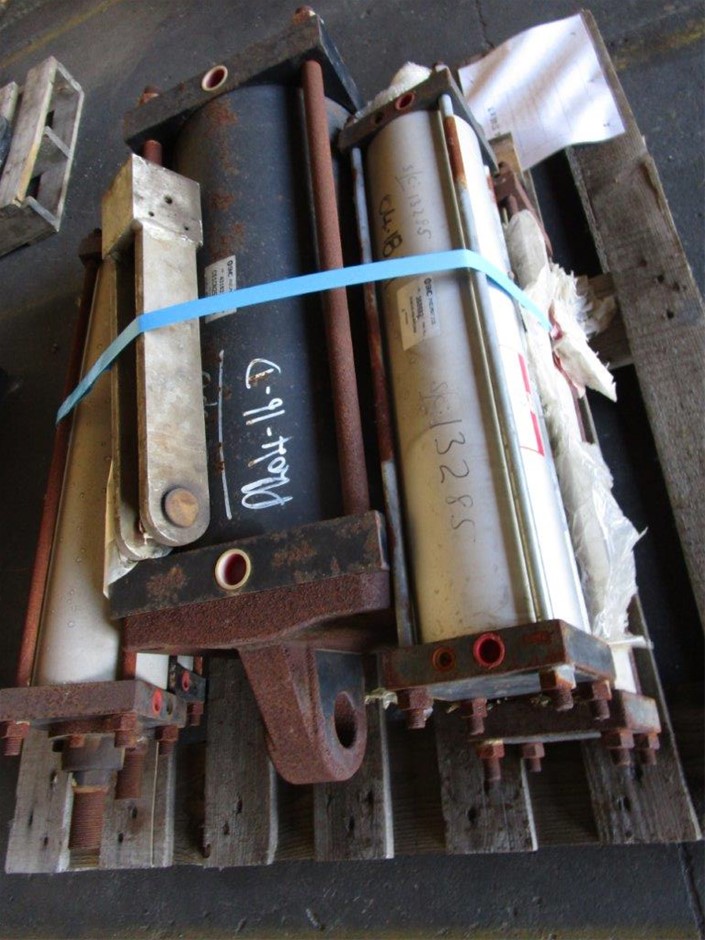 Qty Pneumatic Rams x 4