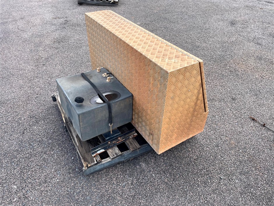 <p>Aluminum Toolbox and Small Poly Tank</p>