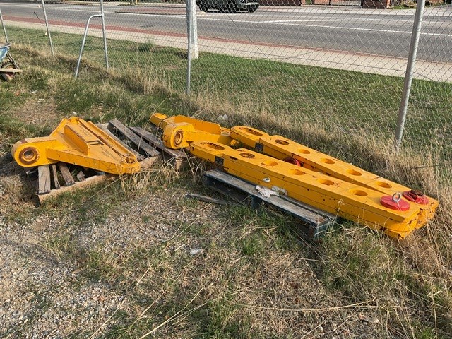 2 Lifting Triangles and 2 Lifting Beams Auction (0273-9068217) | Grays ...