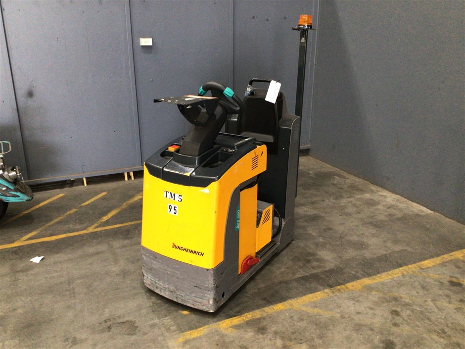 <p>Electric Tow Tractor</p>