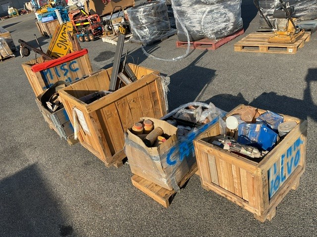 No Reserve 5 Crates Heavy Vehicle Parts, Engine & Turntables