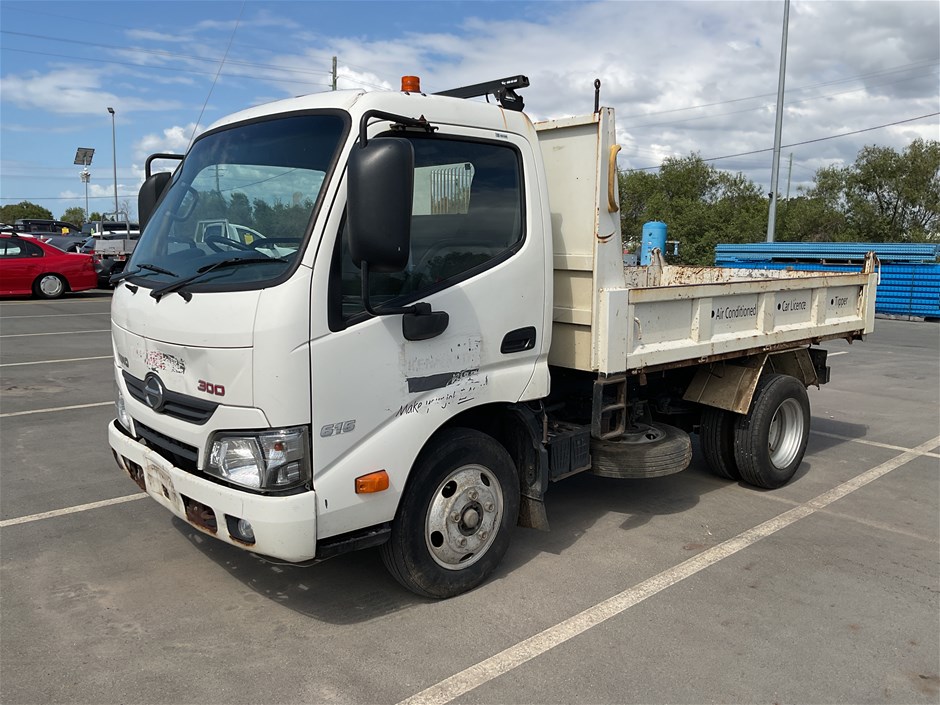 <p>2018 Isuzu 300 4 x 2 Tipper Truck</p>