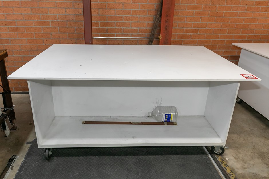Mobile Fabric Work Bench with Shelf