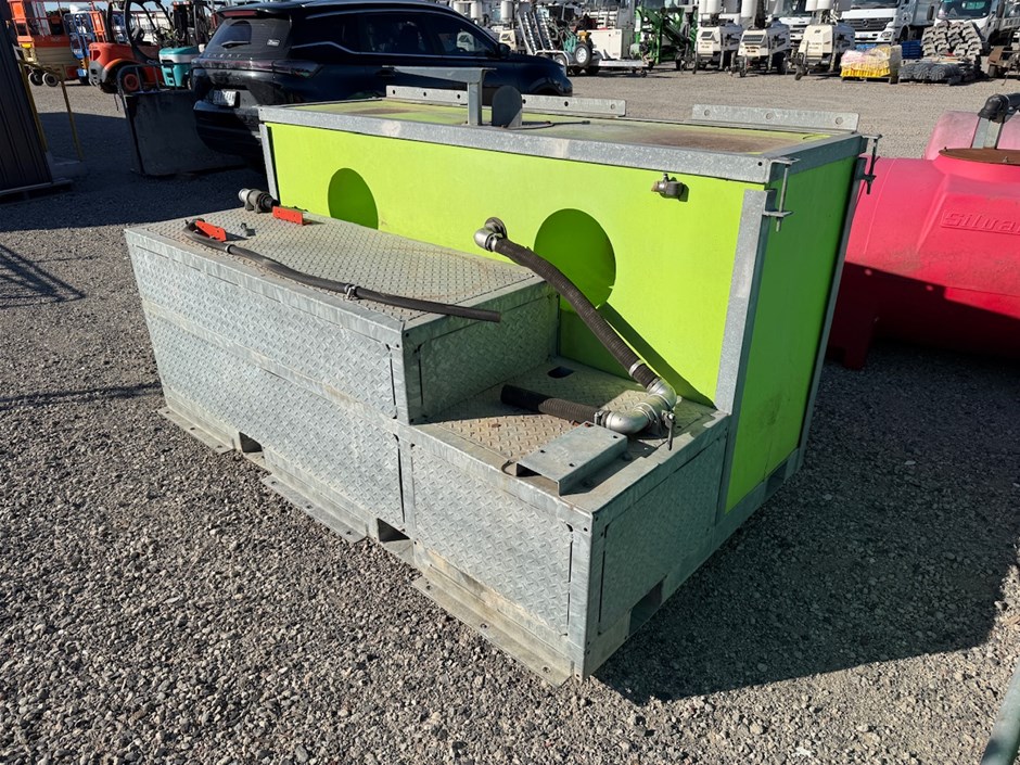 <p>1 x Plastic Water Tank</p>