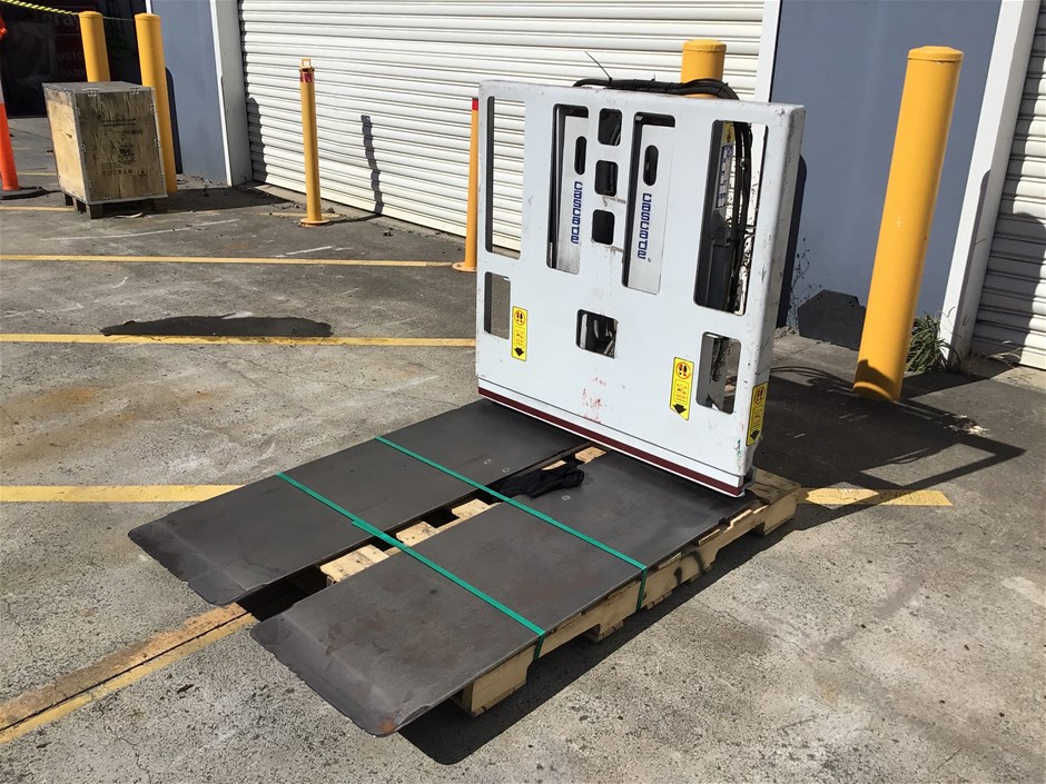 <p>Used Cascade Hydraulic Forklift Attachment </p>