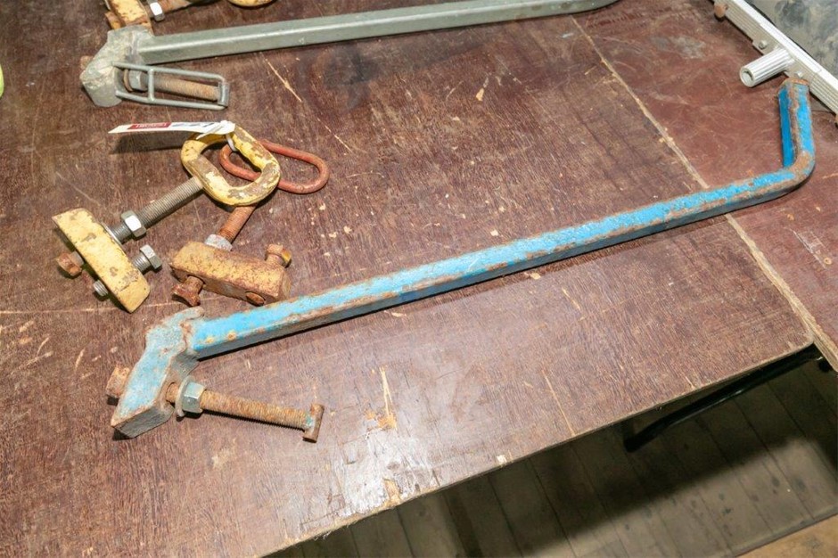 Gatic Man Hole Lifters