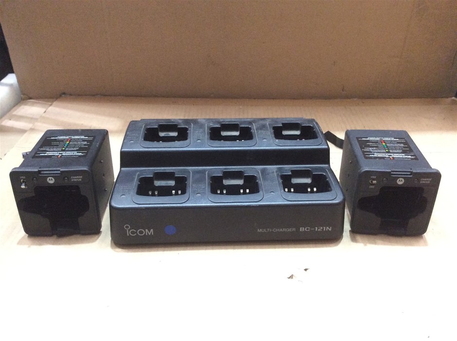 Icom BC-121N Multi Charger With Motorola NNTN7619C Charger (Lot of 4)