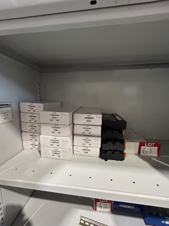 16 x JOHNSON CONTROLS Easy 10 Programmable Controllers including