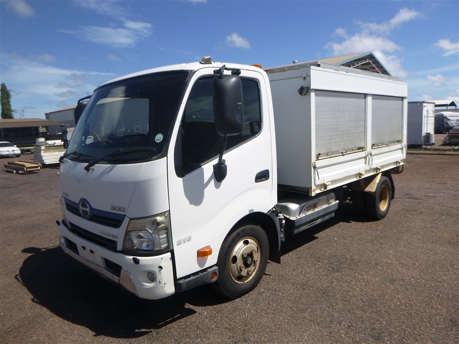 <p>2015 Hino 300 SER 2  4 x 2 Cab Chassis Truck</p>