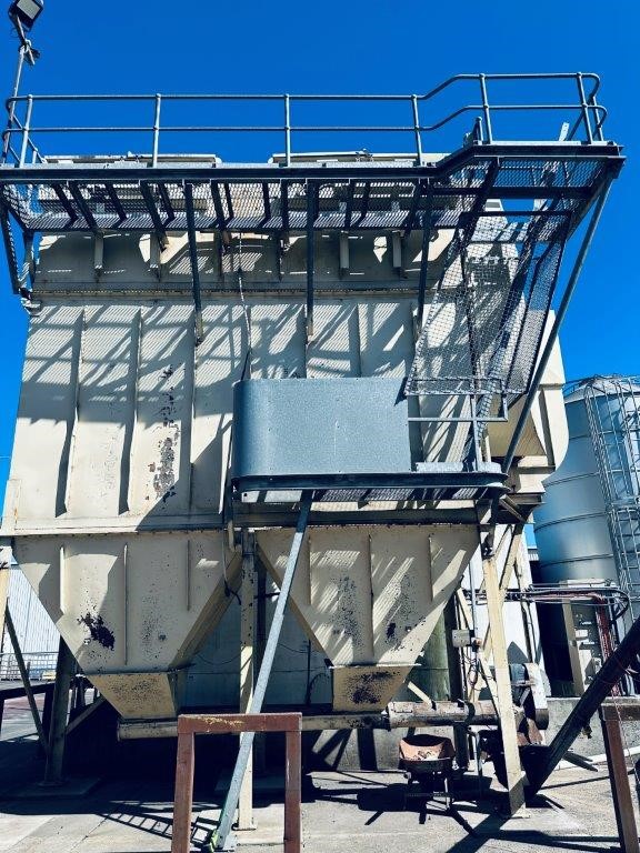 Dust Collector Comprising Reverse Pulse Dust Collector