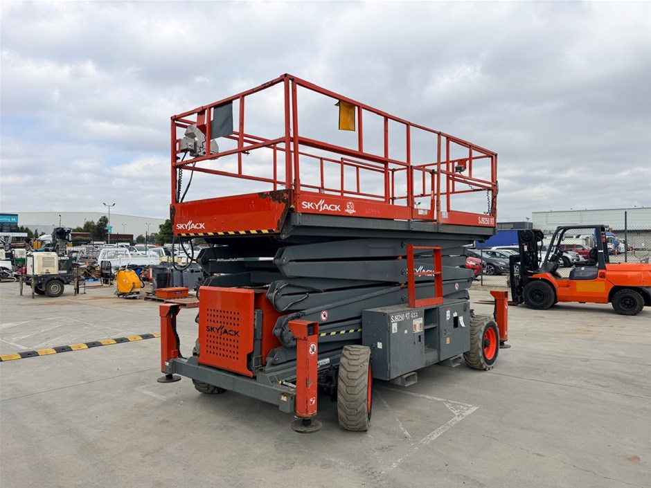 <p>2015 Skyjack SJ9250 Scissor Lift</p>