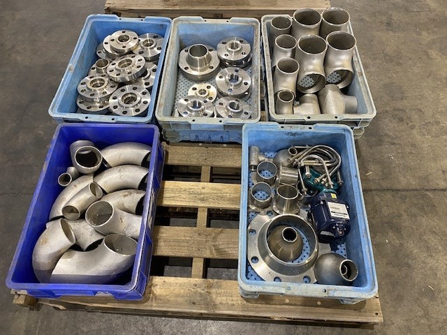 <p>Qty of Assorted Stainless Steel Flanges and Pipe Sections, Pallet</p>