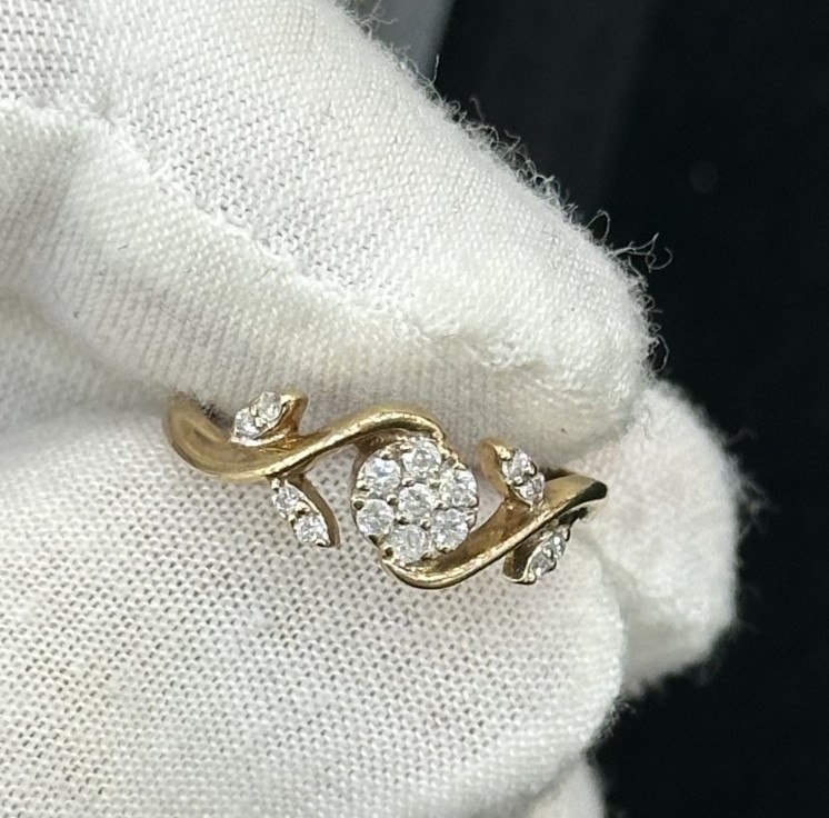 FLOWER DIAMOND RING YELLOW GOLD NATURAL DIAMOND