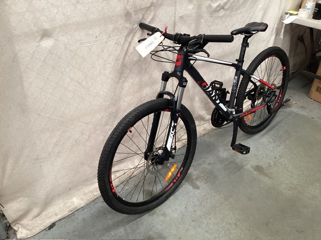 <p>Giant Mountain Bike </p>