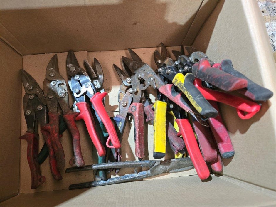 Quantity of Metal/Tin Snips to box
