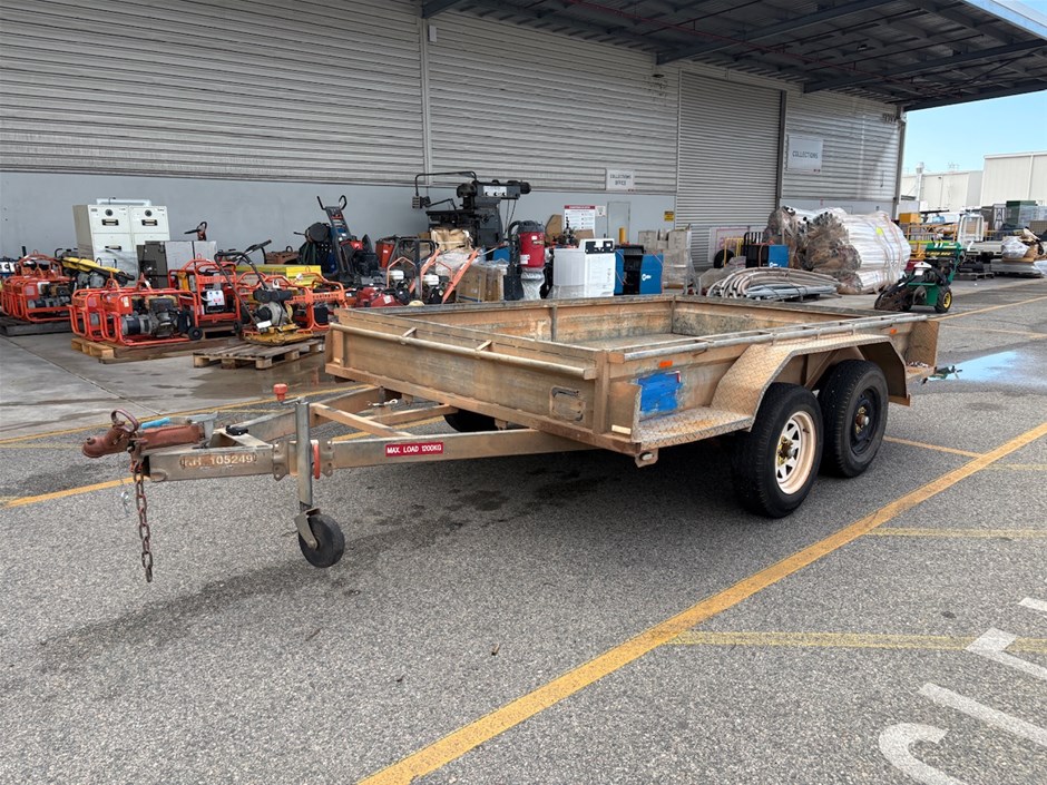 <p>2000 Tandem Box Trailer</p>
