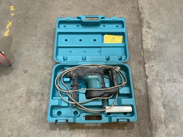 <p>Makita HR3200C Electric Rotary Hammer Drill In Carry Case</p>