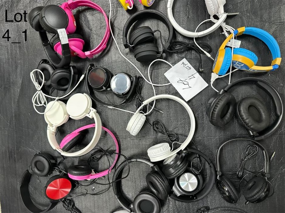 END OF LEASE SALE: Mixed lot of headphones including