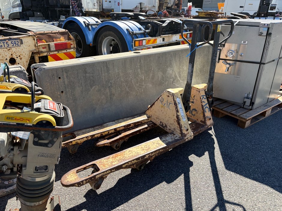 <p>Pallet Jacks x2</p>