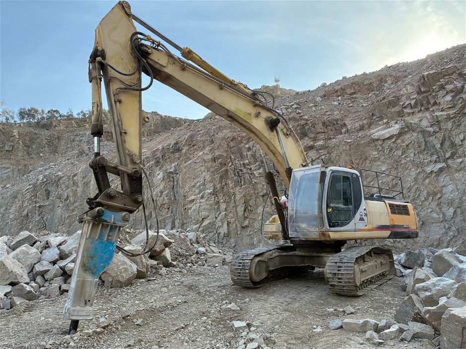 <B>Sumitomo SH300-3 Excavator</B>