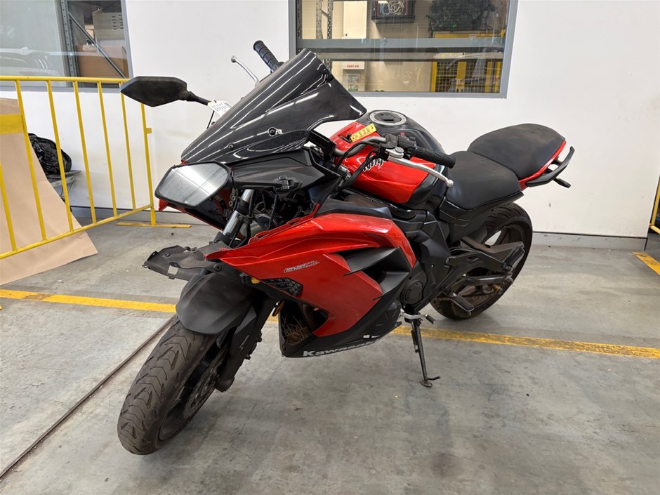 <p>2013 Kawasaki Ninja 650L Motorcycle</p>