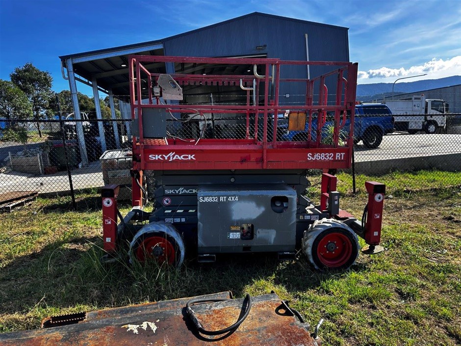 <p>2017 SKYJACK SJ6832RT Scissor Lift</p>