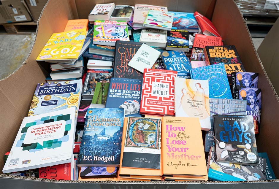 600 x Assorted Hard Cover & Paperback Books, Incl: Novels, History, Cooking