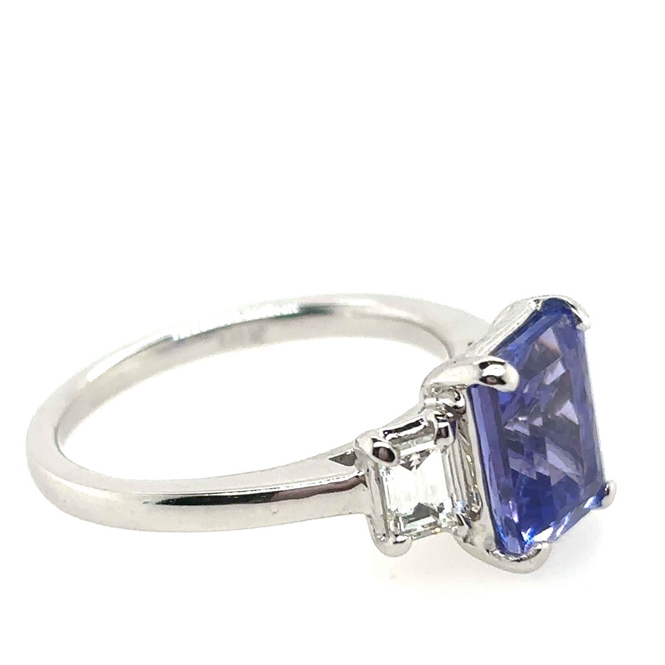 2.92ct an emerald cut Tanzanite & 0.58ct 2 emerald cut VS/F Dia. Ring 18K