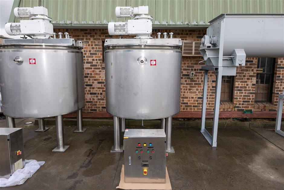 S.T.M 2000 litre Free Standing Jacketed Contra-rotating Mix Tank