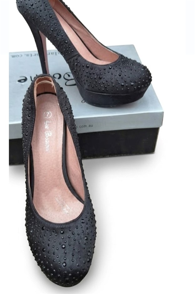 65 pairs of assorted women shoes of different sizes and models