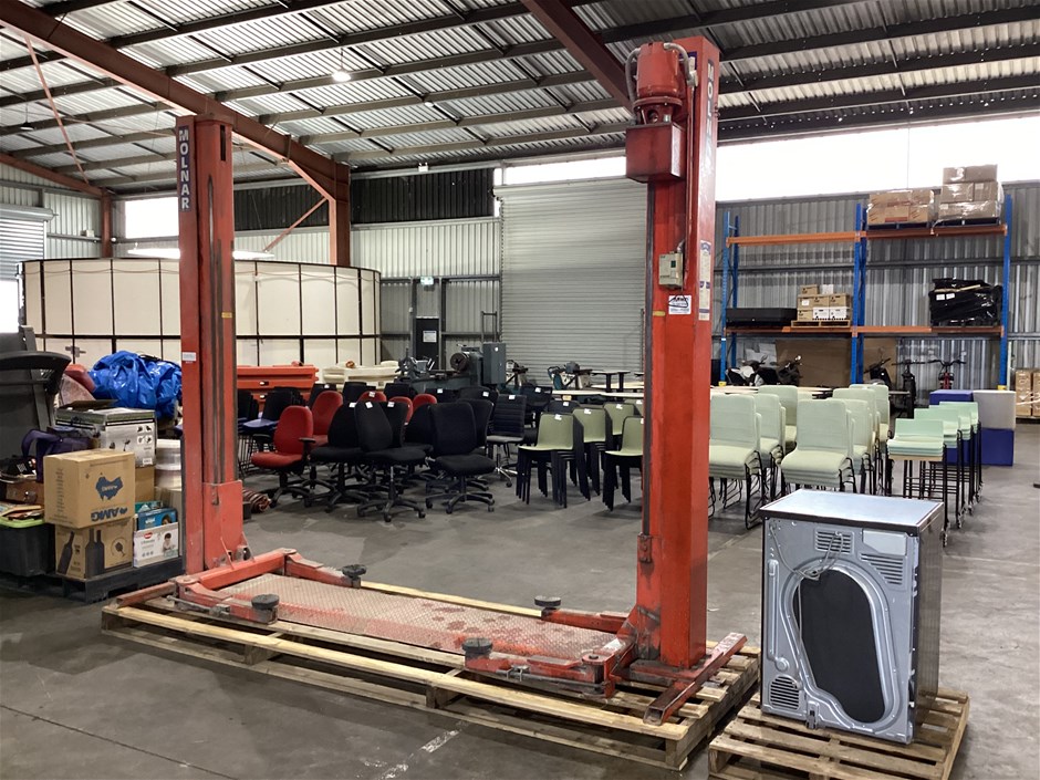 <p>Molnar 2 Post Hoist</p>