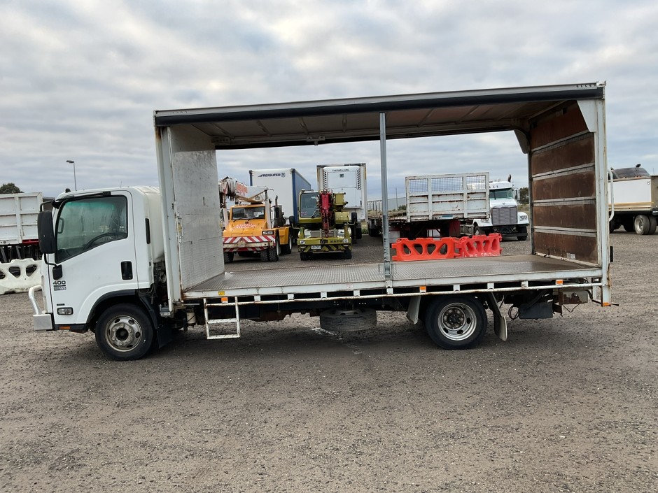<p>2014 Isuzu NPR 400 Long   4x2 Curtainsider</p>
