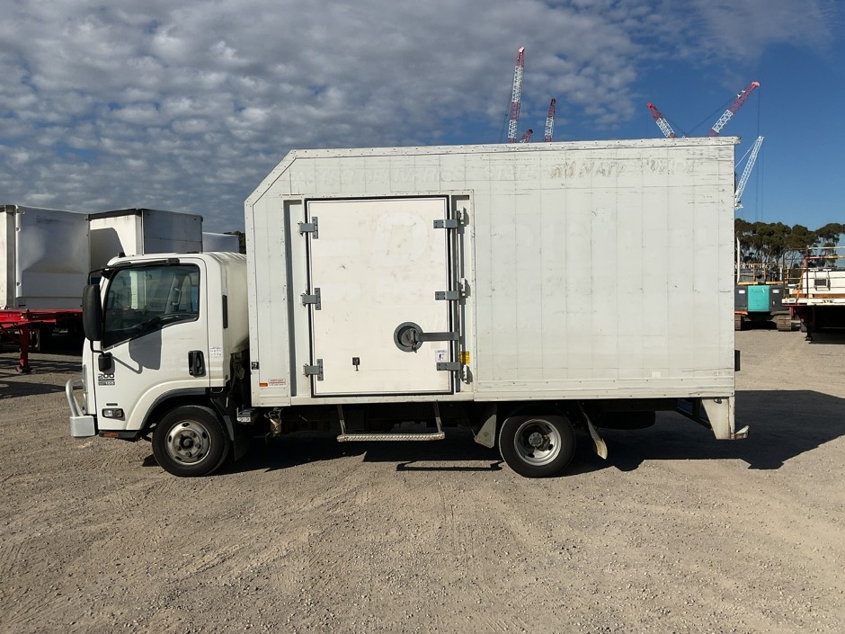 <p>2013 Isuzu NPR 200 Medium   4x2 Pantech</p>