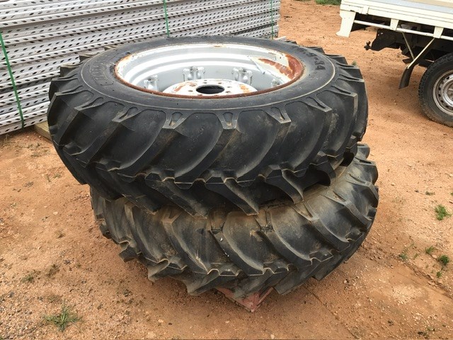 <p>Tractor Tyres & Rims x2</p>