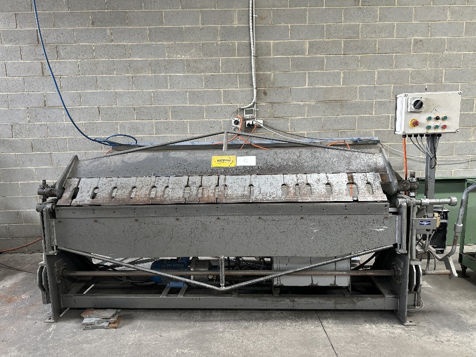 <p>Keech Engineering, Sydney 2400mm Long folder</p>