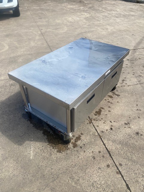 <p>Commercial Stainless Steel Bench</p>