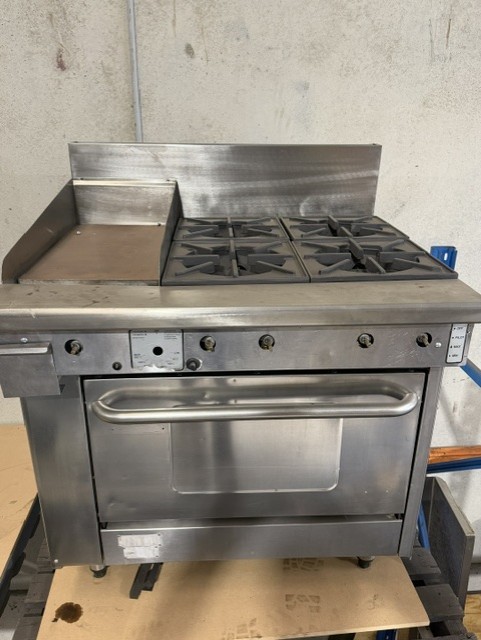 <p>Goldstein 4 Burner with Grill Oven Range</p>