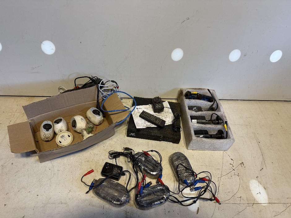 <p>Swann WiFi Security Cameras</p>