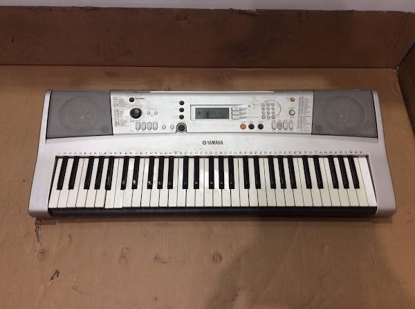 Yamaha PSR-E313 Portable Electronic Keyboard