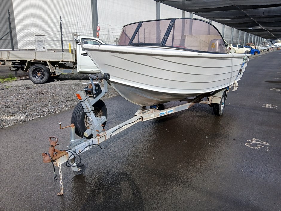 <p>Stessl  4.3 HD Runabout Power Boat</p>