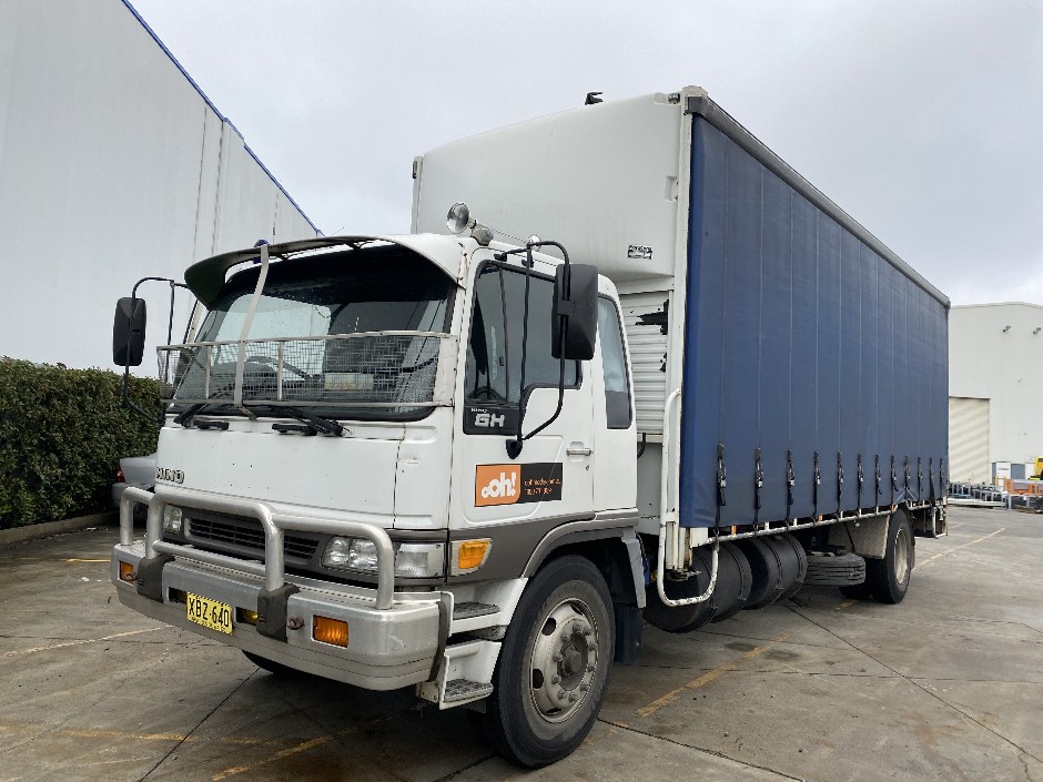 <p>2000 Hino GH   4x2 Curtainsider</p>