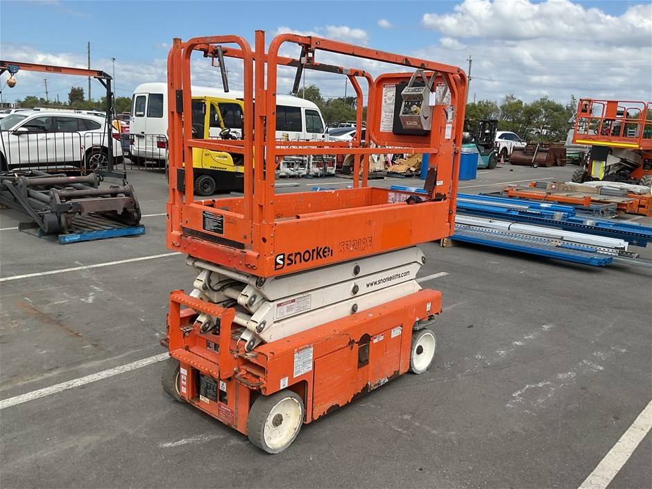 No Reserve Portable Toilet & Scissor Lift