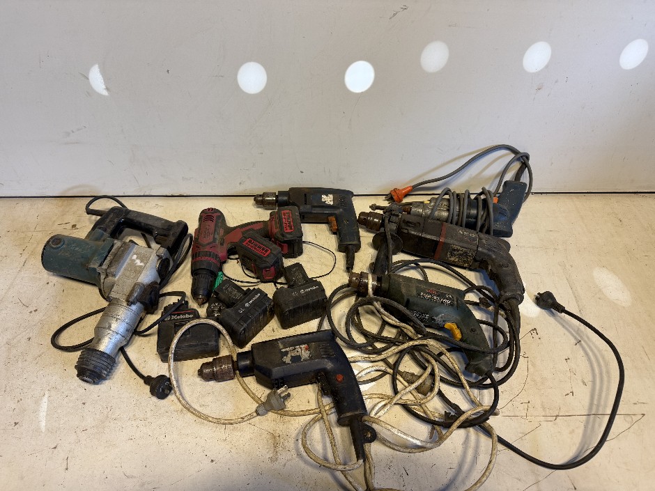 <p>Various Drills and Batteries</p>