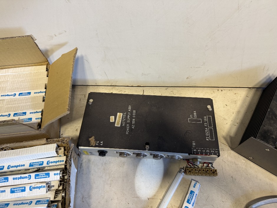 <p>100 Of New Fluorescent Tubes</p>