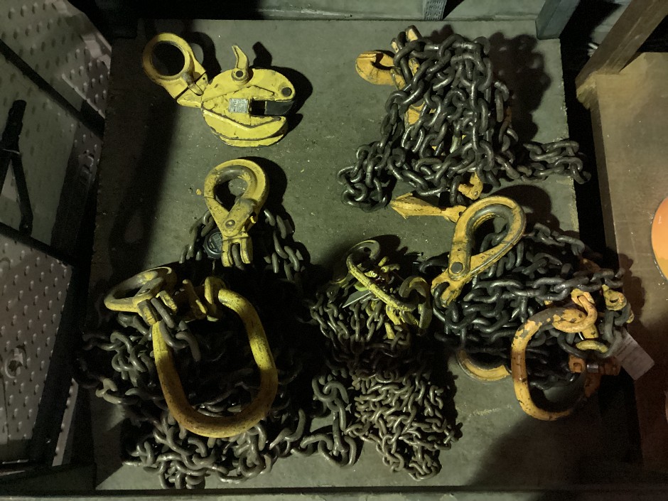 <p>Assorted Lifting Chains</p>