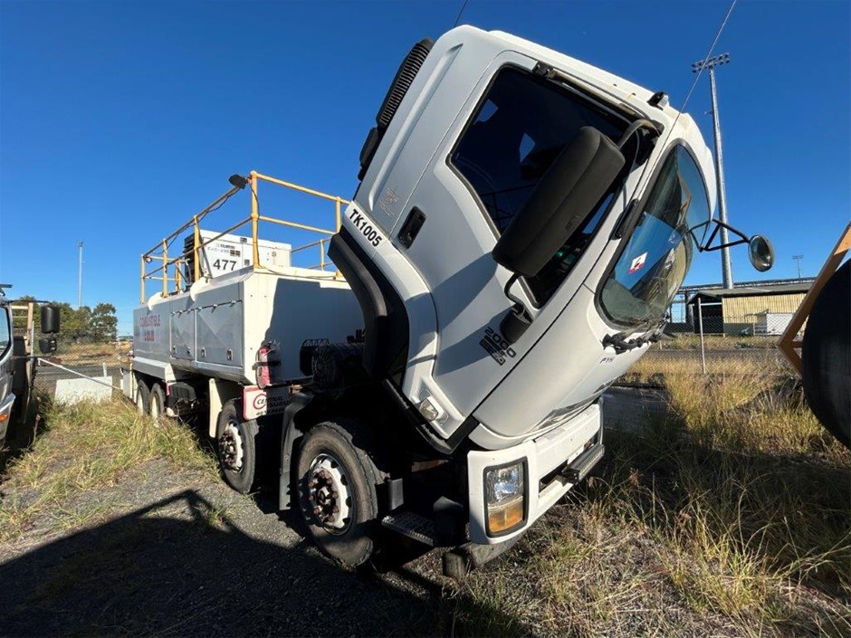 Isuzu   8 x 4 Service Truck