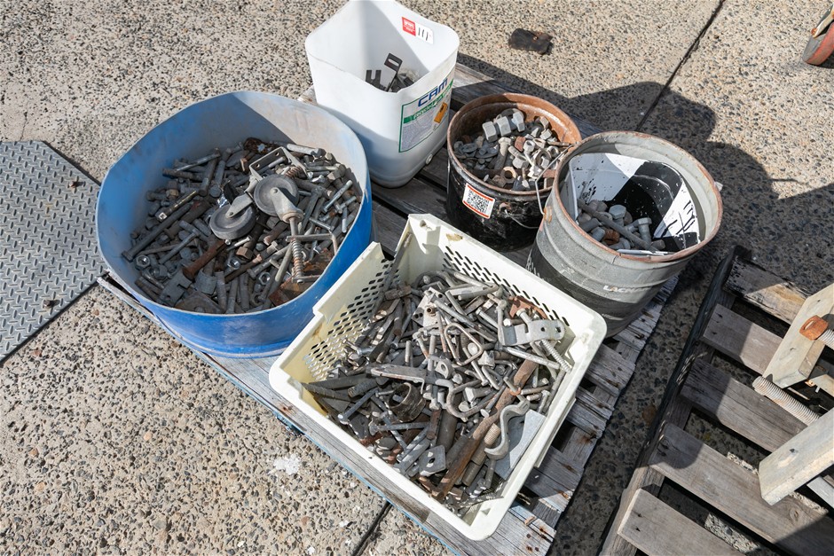 <B>Galvanise Fasteners & Brackets</B>