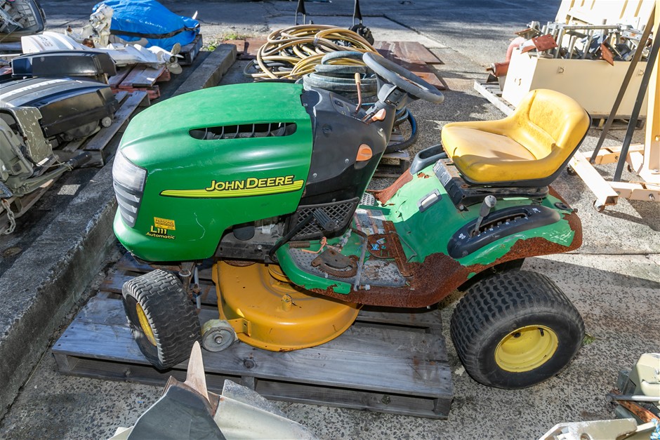 John Deere L 111 Ride On Mower