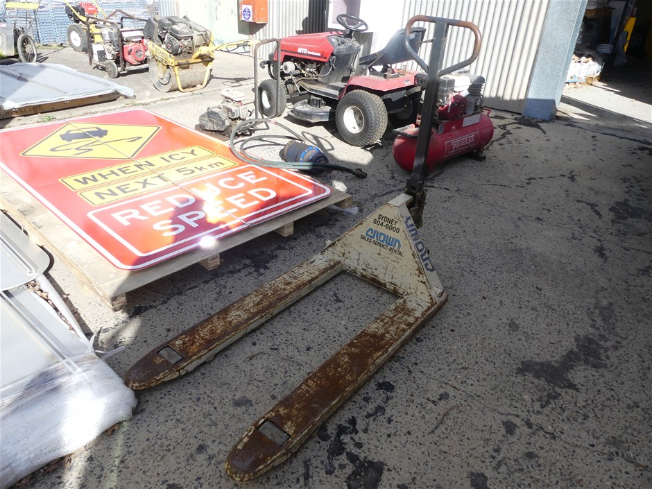 Crown Pallet Truck