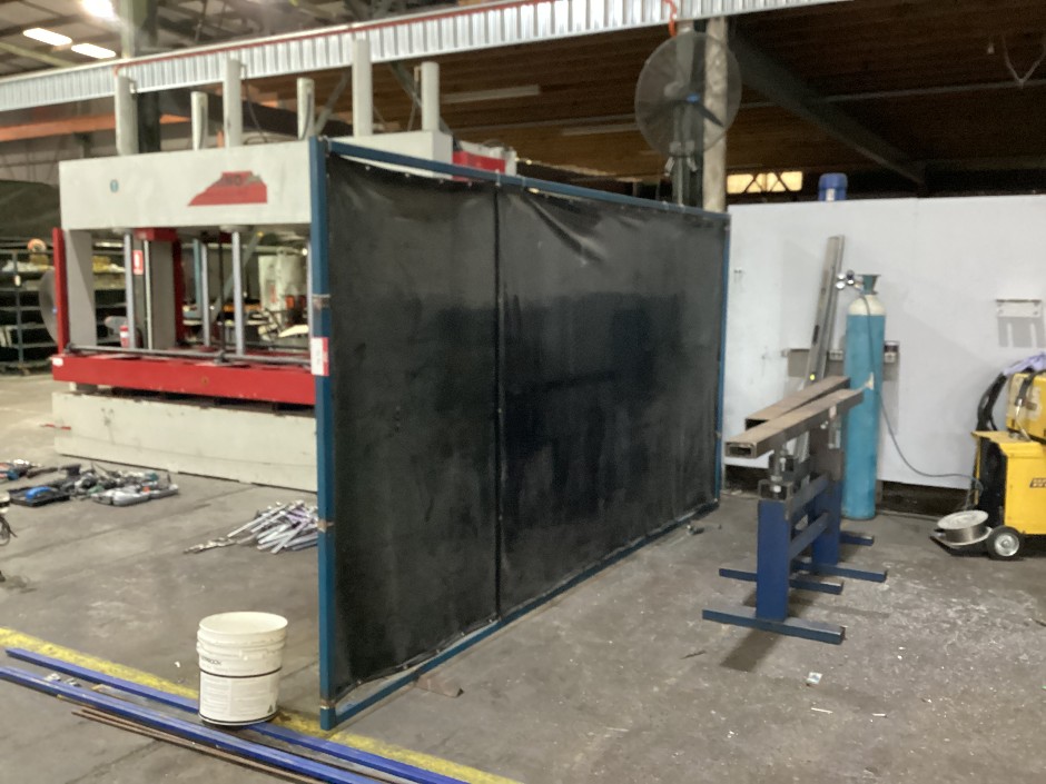 <p>3 x Welding Screens</p>